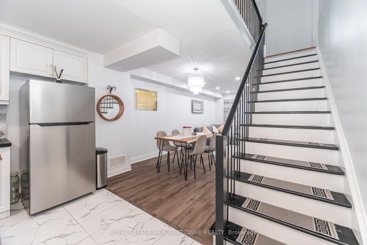 Photo 5 at 15B - 5865 Dalebrook Crescent, Central Erin Mills, Mississauga