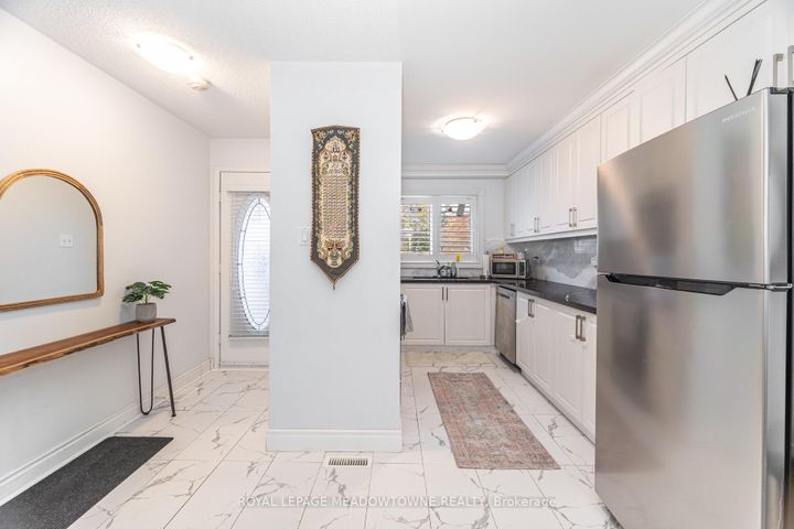 Photo 6 at 15B - 5865 Dalebrook Crescent, Central Erin Mills, Mississauga