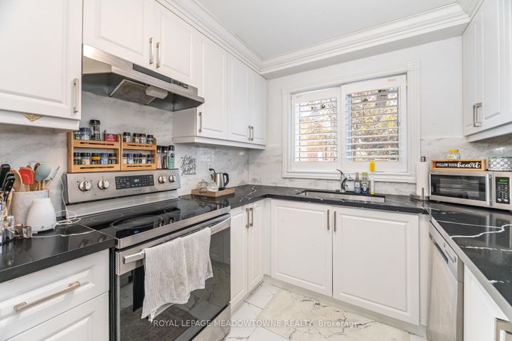 Photo 8 at 15B - 5865 Dalebrook Crescent, Central Erin Mills, Mississauga