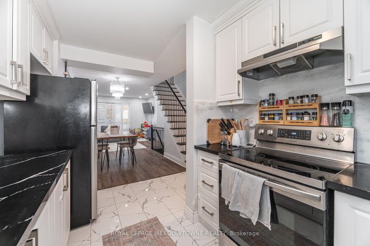 Photo 9 at 15B - 5865 Dalebrook Crescent, Central Erin Mills, Mississauga