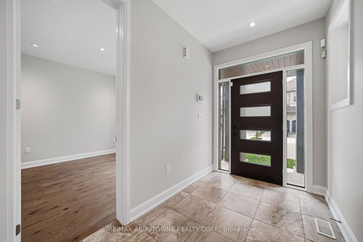 Photo 2 at 224 Cherryhurst Road, GO Glenorchy, Oakville