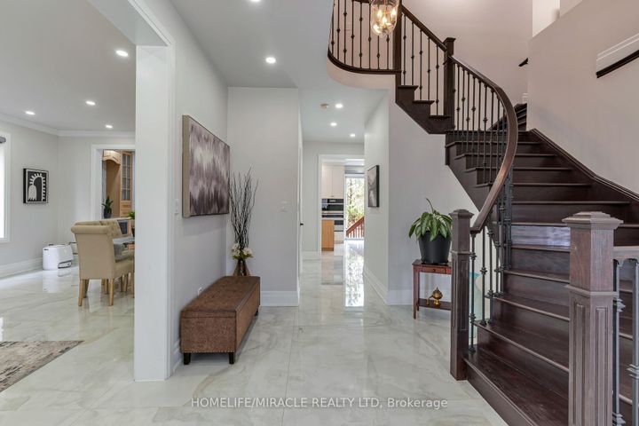 Photo 4 at 2299 Glazebrook Circle, WM Westmount, Oakville