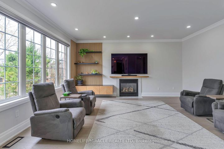 Photo 5 at 2299 Glazebrook Circle, WM Westmount, Oakville