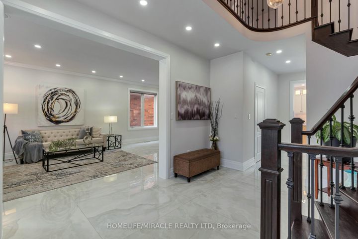 Photo 6 at 2299 Glazebrook Circle, WM Westmount, Oakville