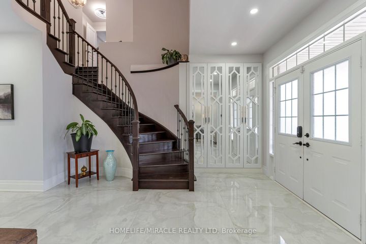 Photo 7 at 2299 Glazebrook Circle, WM Westmount, Oakville