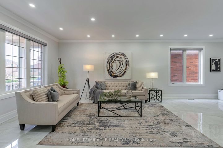 Photo 8 at 2299 Glazebrook Circle, WM Westmount, Oakville