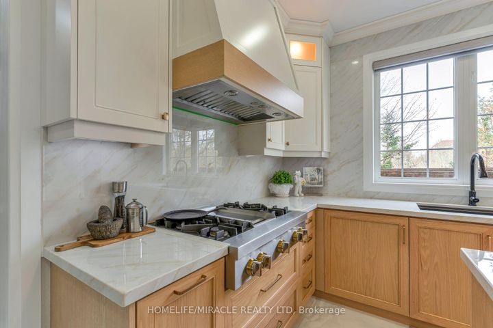 Photo 17 at 2299 Glazebrook Circle, WM Westmount, Oakville