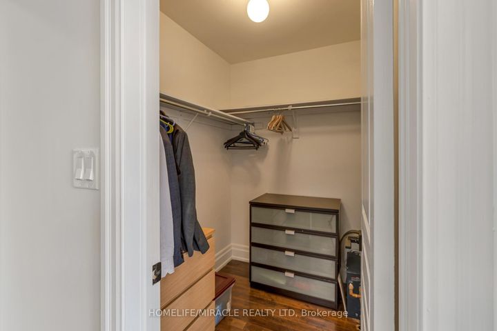 Photo 32 at 2299 Glazebrook Circle, WM Westmount, Oakville