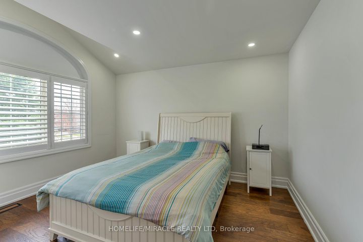 Photo 37 at 2299 Glazebrook Circle, WM Westmount, Oakville