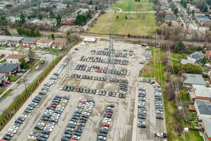 Photo 33 at 21 Summerside Crescent, Hillcrest Village, Toronto