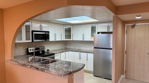 Photo 3 at 402 - 7601 Bathurst Street, Yorkhill, Vaughan