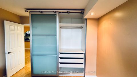 Photo 10 at 402 - 7601 Bathurst Street, Yorkhill, Vaughan