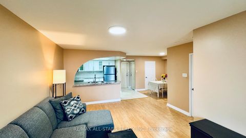 Photo 14 at 402 - 7601 Bathurst Street, Yorkhill, Vaughan