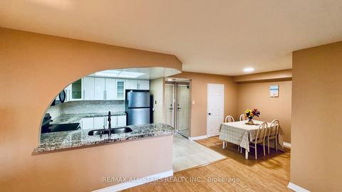 Photo 15 at 402 - 7601 Bathurst Street, Yorkhill, Vaughan
