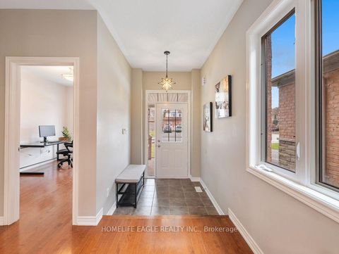 Photo 2 at 10 Fields Court, Bayview Northeast, Aurora