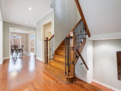 Photo 8 at 10 Fields Court, Bayview Northeast, Aurora