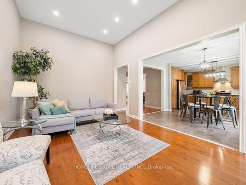 Photo 11 at 10 Fields Court, Bayview Northeast, Aurora