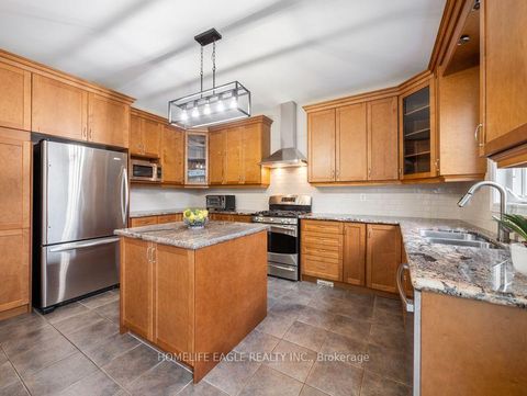 Photo 12 at 10 Fields Court, Bayview Northeast, Aurora