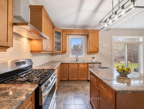 Photo 13 at 10 Fields Court, Bayview Northeast, Aurora