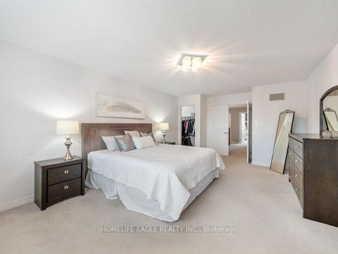 Photo 18 at 10 Fields Court, Bayview Northeast, Aurora