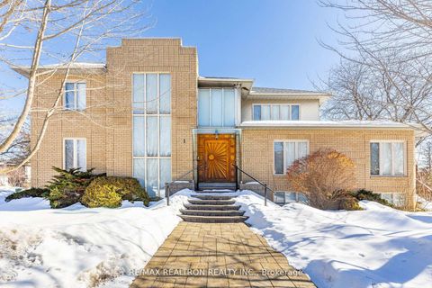 Photo 1 at 1 Sunforest Court, Newtonbrook West, Toronto