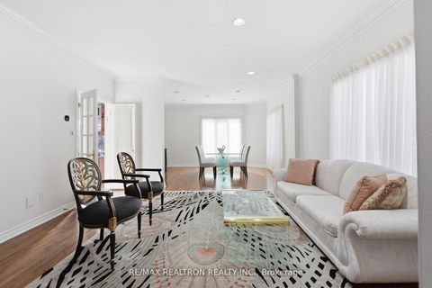 Photo 7 at 1 Sunforest Court, Newtonbrook West, Toronto