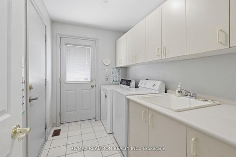 Photo 18 at 1 Sunforest Court, Newtonbrook West, Toronto