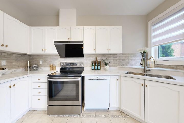 Photo 15 at 116 Southbrook Crescent, Cachet, Markham