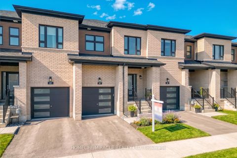 Photo 2 at 29 Turnberry Lane, Painswick South, Barrie