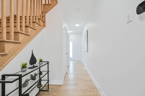 Photo 5 at 29 Turnberry Lane, Painswick South, Barrie