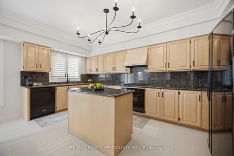 Photo 8 at 5 Rossmull Crescent, Islington Woods, Vaughan