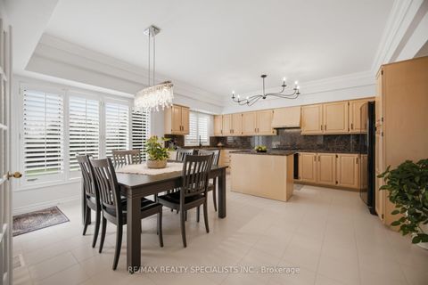 Photo 10 at 5 Rossmull Crescent, Islington Woods, Vaughan