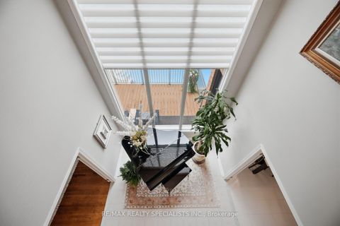 Photo 17 at 5 Rossmull Crescent, Islington Woods, Vaughan