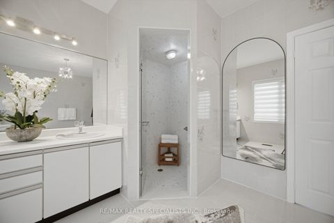 Photo 21 at 5 Rossmull Crescent, Islington Woods, Vaughan