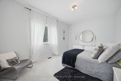 Photo 23 at 5 Rossmull Crescent, Islington Woods, Vaughan