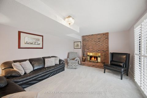 Photo 26 at 5 Rossmull Crescent, Islington Woods, Vaughan