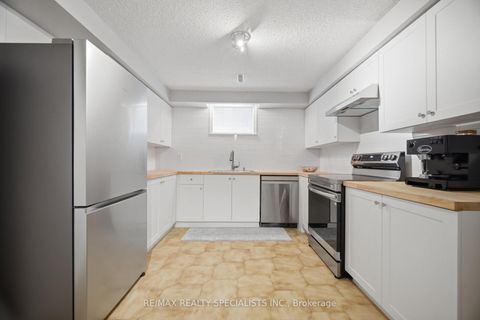 Photo 27 at 5 Rossmull Crescent, Islington Woods, Vaughan