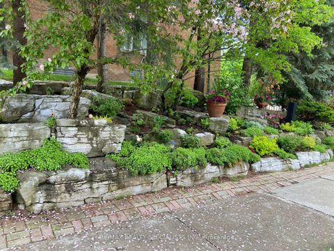 Photo 40 at 5 Rossmull Crescent, Islington Woods, Vaughan