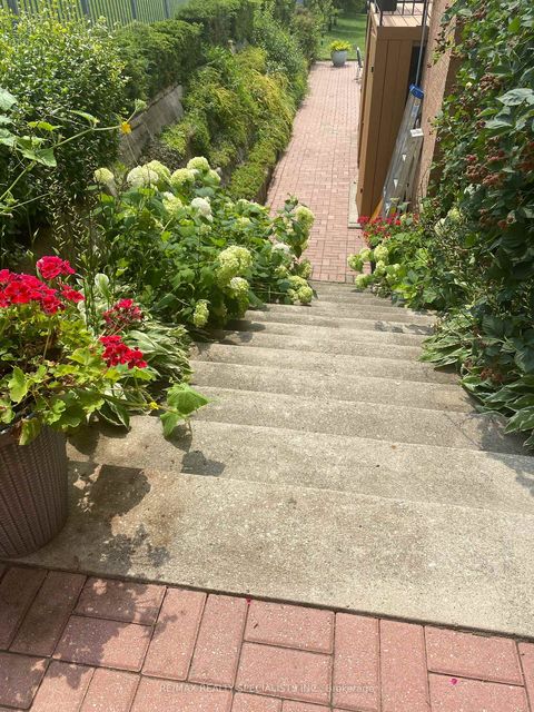 Photo 42 at 5 Rossmull Crescent, Islington Woods, Vaughan