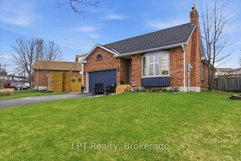 Photo 2 at 831 Lavis Street, Pinecrest, Oshawa