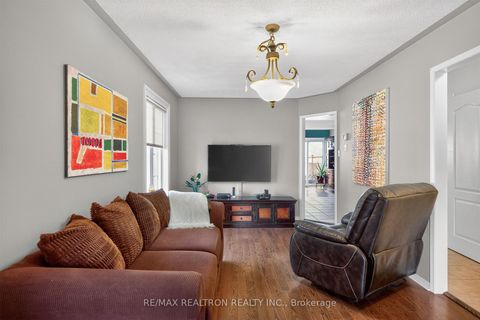 Photo 5 at 441 Heddle Crescent, Wyndham, Newmarket