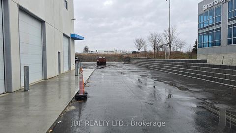 Photo 5 at 4 - 435 Cityview Boulevard, Vellore Village, Vaughan