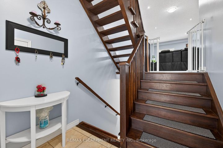 Photo 7 at 88 Highgate Drive, Stoney Creek Mountain, Hamilton