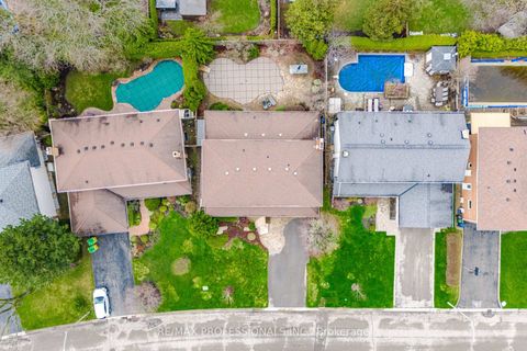 Photo 2 at 16 Cherry Post Crescent, Markland Wood, Toronto