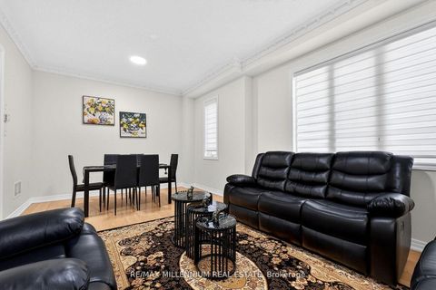 Photo 6 at 75 Twin Hill Crescent, Vellore Village, Vaughan