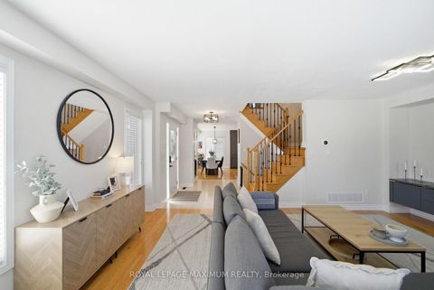 Photo 10 at 2 Castle Park Boulevard, Sonoma Heights, Vaughan