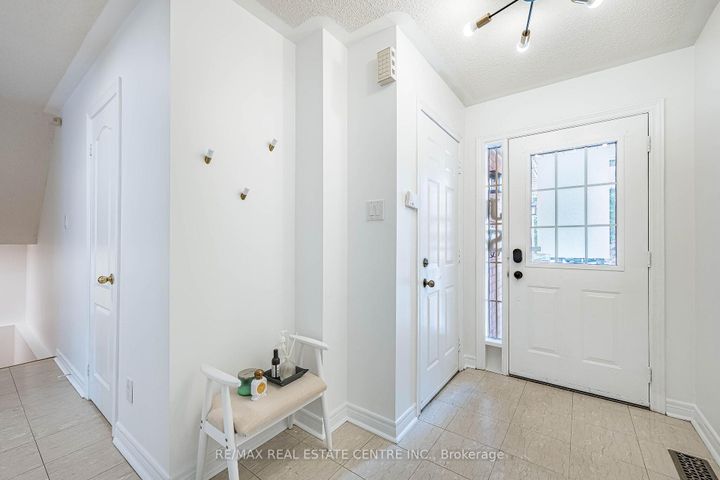 Photo 3 at 18 - 1905 Broad Hallow Gate, Erin Mills, Mississauga