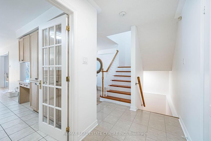 Photo 5 at 18 - 1905 Broad Hallow Gate, Erin Mills, Mississauga