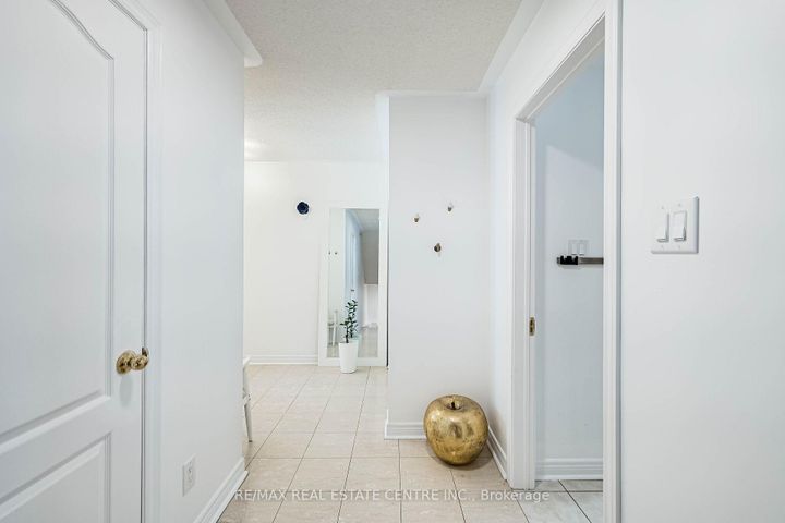 Photo 6 at 18 - 1905 Broad Hallow Gate, Erin Mills, Mississauga