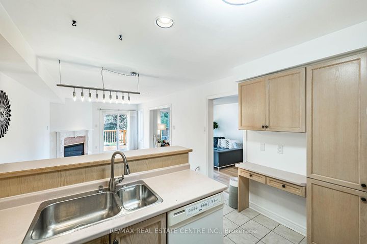 Photo 22 at 18 - 1905 Broad Hallow Gate, Erin Mills, Mississauga